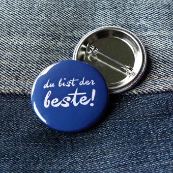 Ansteckbutton du bist der beste auf Jean mit Rückseite